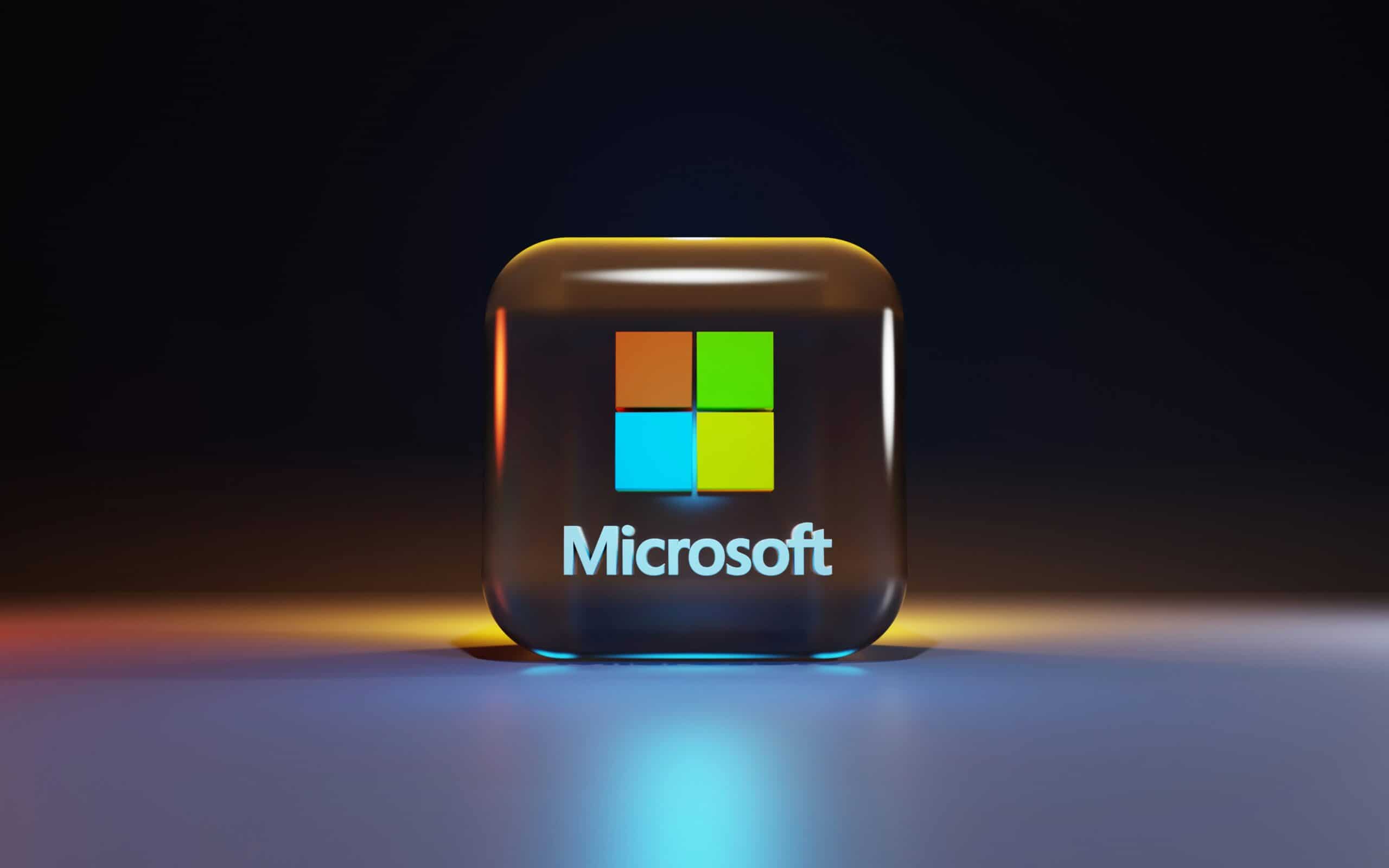 Logo de Microsoft en un cubo digital, representando innovación tecnológica y soluciones de softwar.